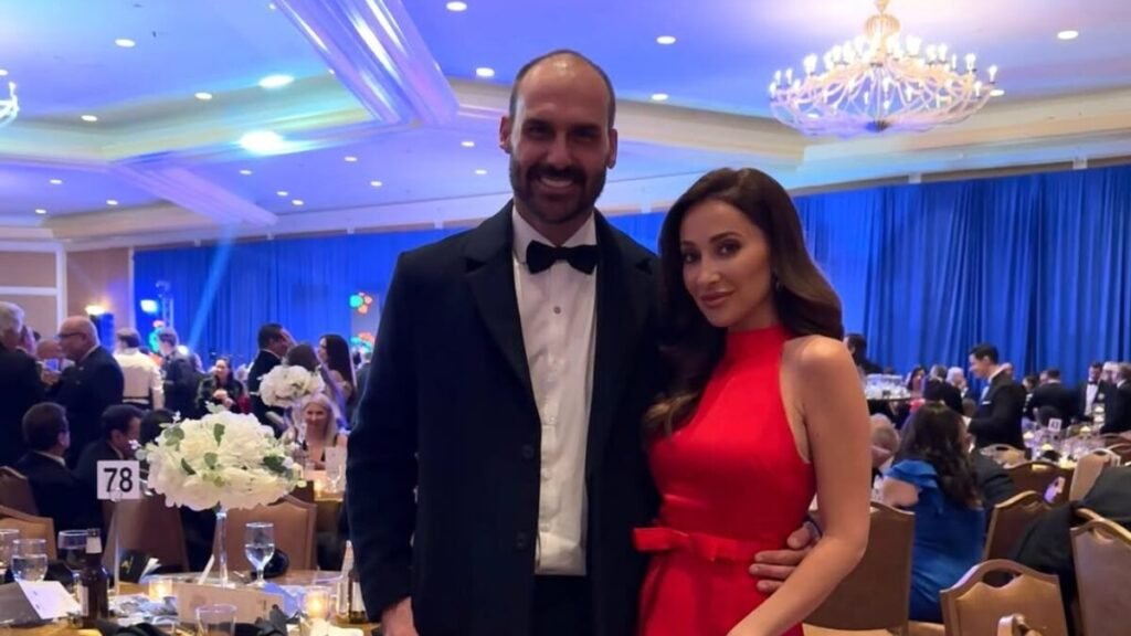 Acusações da PF: Eduardo Bolsonaro é apontado por uso da conta da esposa para ocultar dinheiro 1 Eduardo Bolsonaro